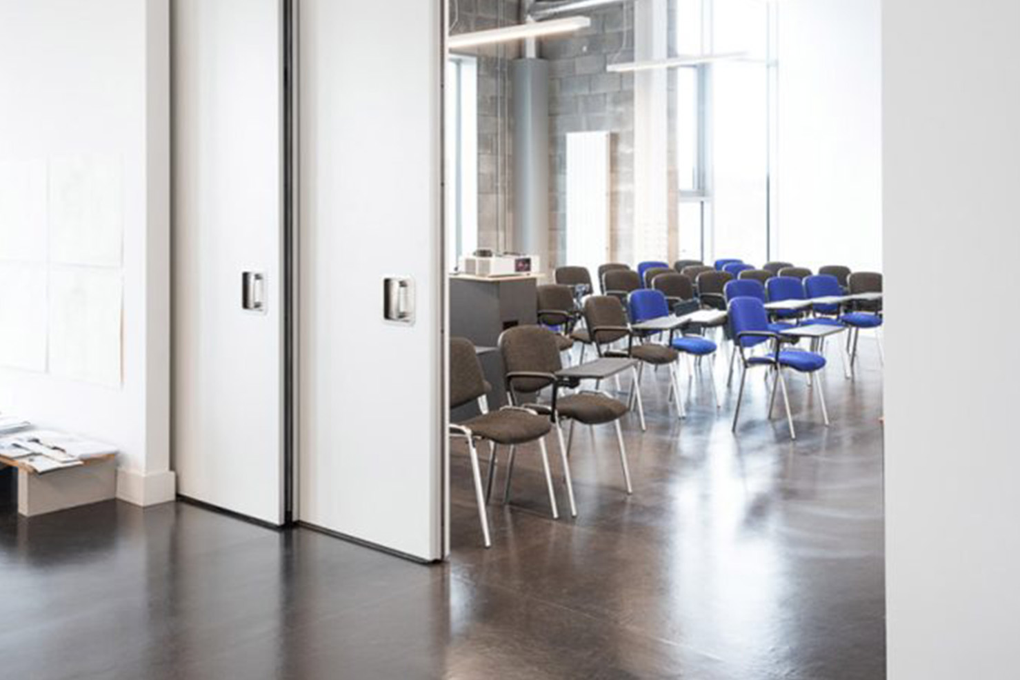 Acoustic and Partition Systems Redefining Modern Spaces Modern architecture is no longer just about walls, floors, and ceilings—it’s about how people feel inside those spaces.